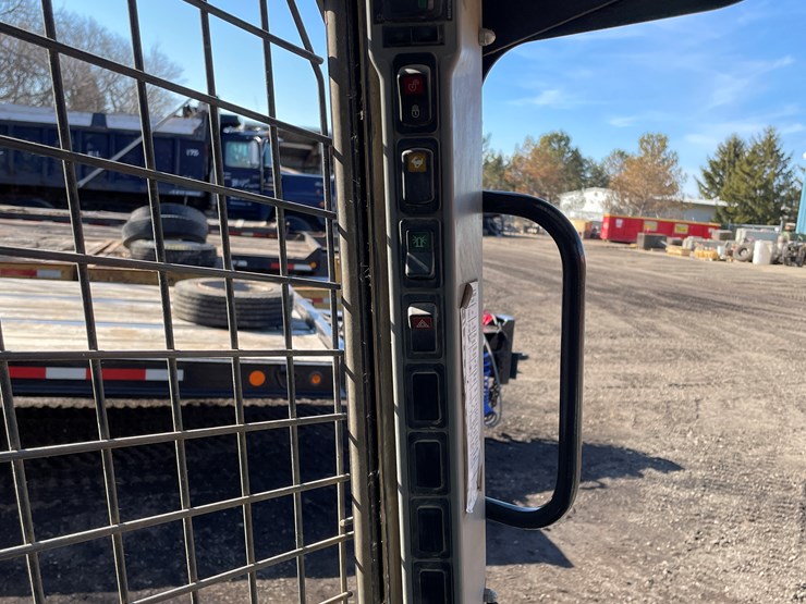 2019-new-holland-c237-image-32