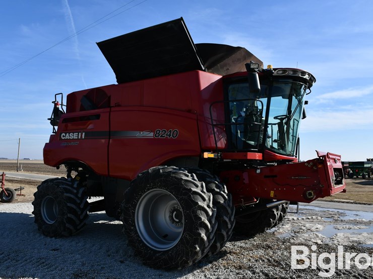 2017-case-ih-8240-image-3