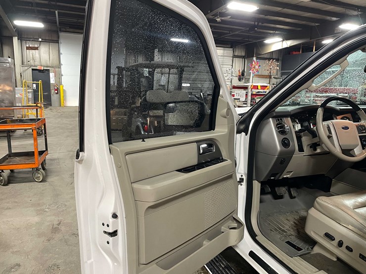 2014-ford-expedition-limited-image-25