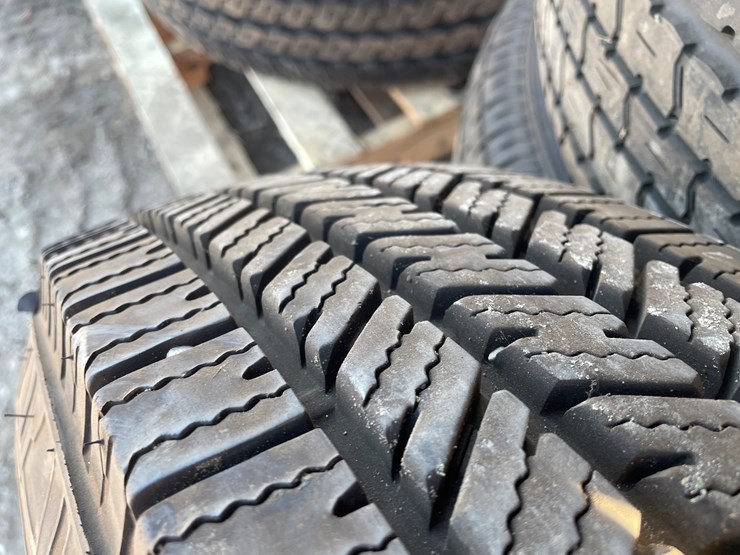 #6001-•-firestone-tire-on-8-bolt-rim-image-2