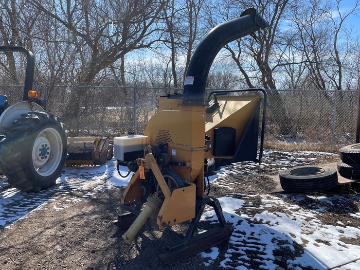 #6052-•-2000-woods-8100-chipper-image-1