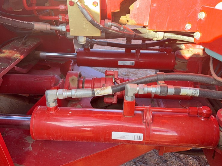 2017-versatile-375-tractor-image-17