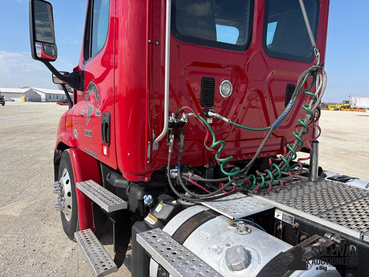 2015-freightliner-cascadia-113-image-11