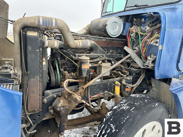 1999-freightliner-fld120-image-11