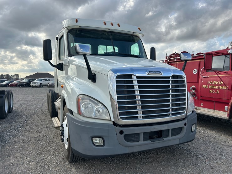 #37236-•-2016-freightliner-cascadia-t/a-daycab-truck-tractor-3akjgedv4gdhc4172-inv#-37236-image-1