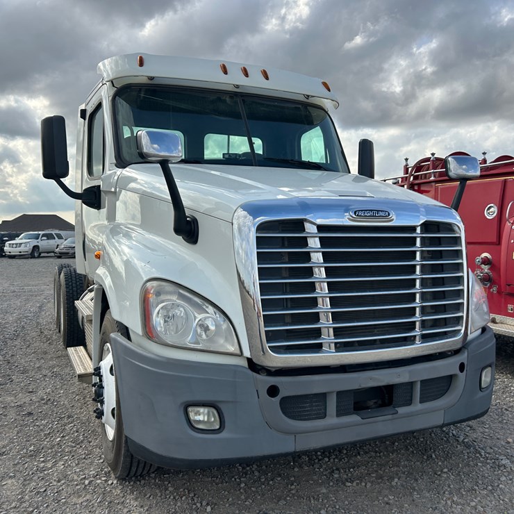 #37236 • 2016 Freightliner Cascadia T/A Daycab Truck Tractor 3AKJGEDV4GDHC4172 Inv# 37236