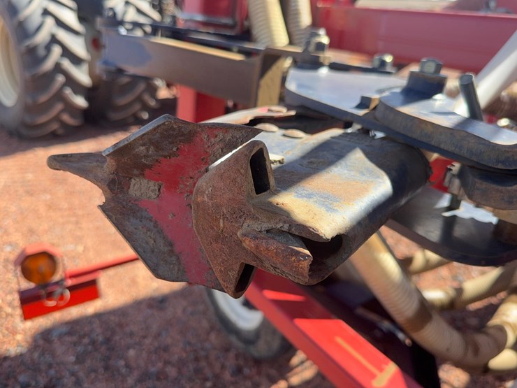 morris-contour-air-seeder-with-morris-8300-air-cart-image-13