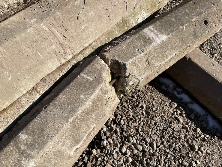 #6071-•-pallet-of-parking-spot-concrete-curbs-image-3