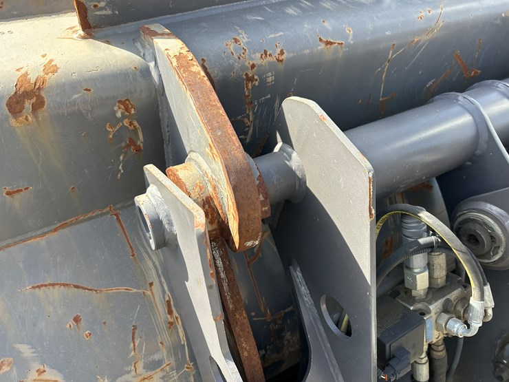 2012-volvo-bl70b-image-19