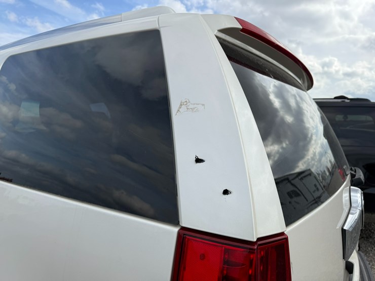 2011-cadillac-escalade-image-14