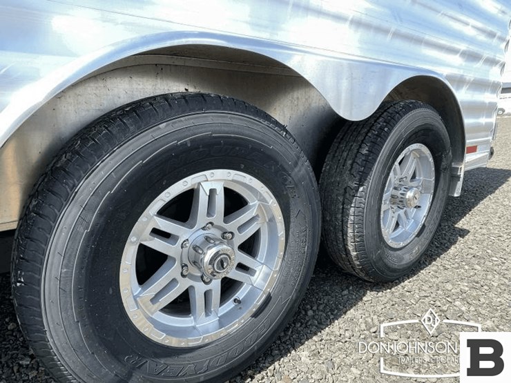 2023-featherlite-7541-304a-3-h-gooseneck-horse-trailer-image-14