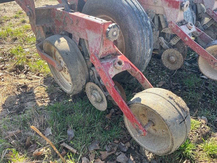 #5081-•-6-row-900-cyclo-air-planter-image-13