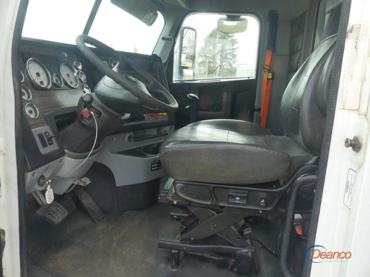 2016-freightliner-122sd-image-13