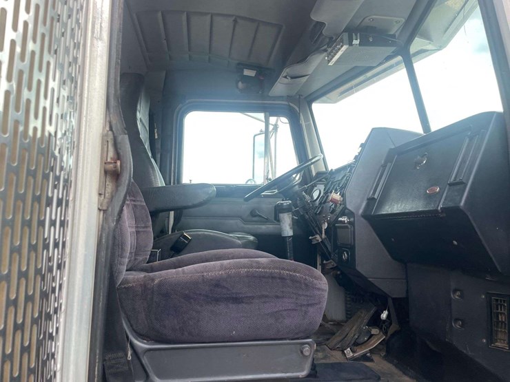 1994-peterbilt-378-image-19