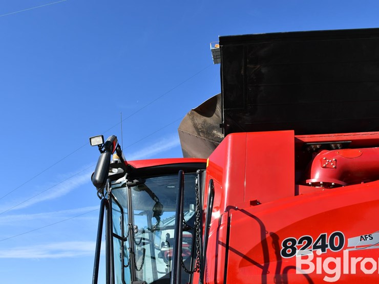 2017-case-ih-8240-image-16