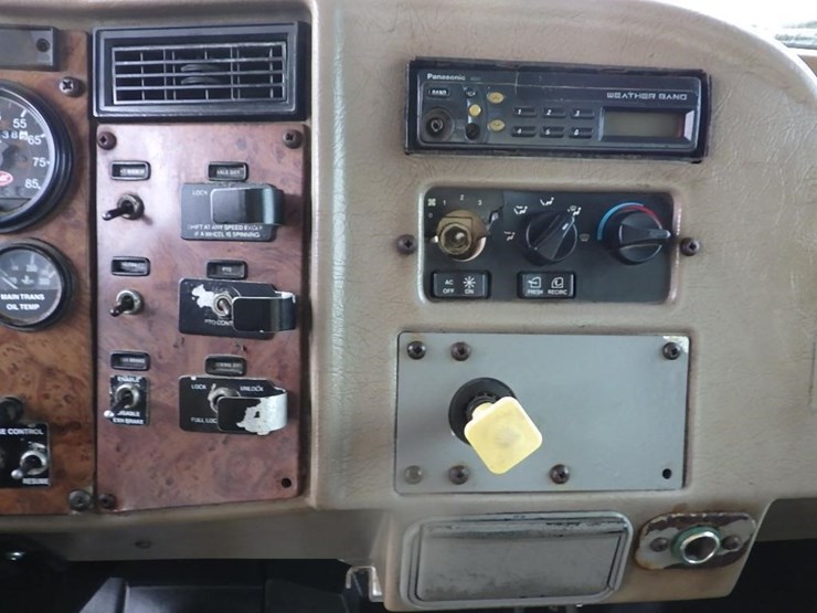 2007-peterbilt-335-image-28