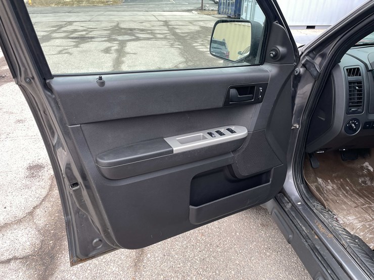 2011-ford-escape-image-40