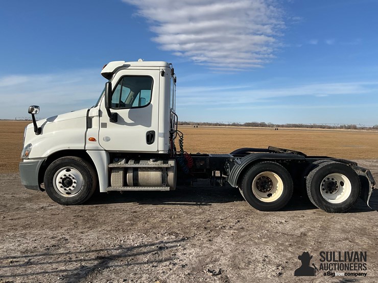 2016-freightliner-cascadia-125-image-8