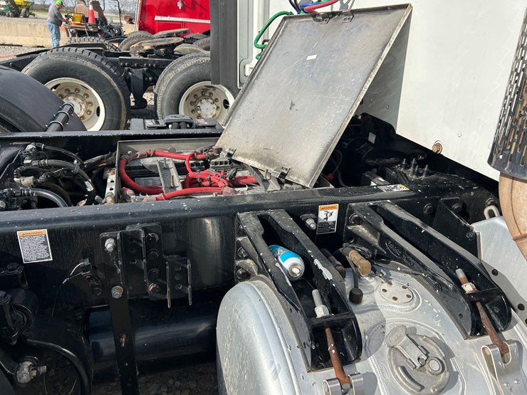 2016-peterbilt-579-image-16