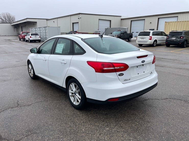 #1428-•-2015-white-ford-focus-se-sedan-(has-wi-title)-image-7