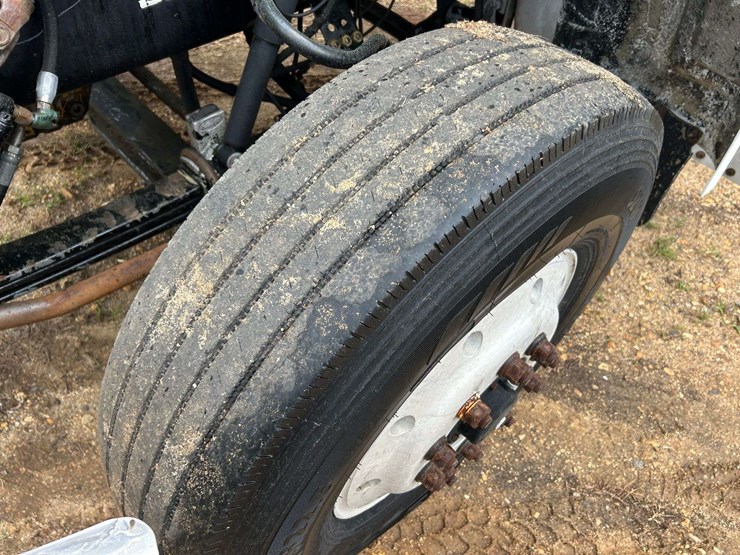 2001-peterbilt-330-image-27