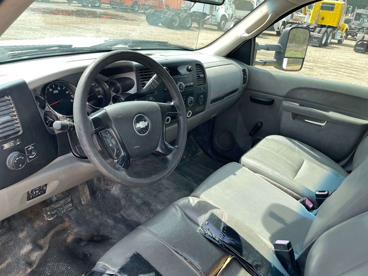 2010-chevrolet-silverado-3500-image-17