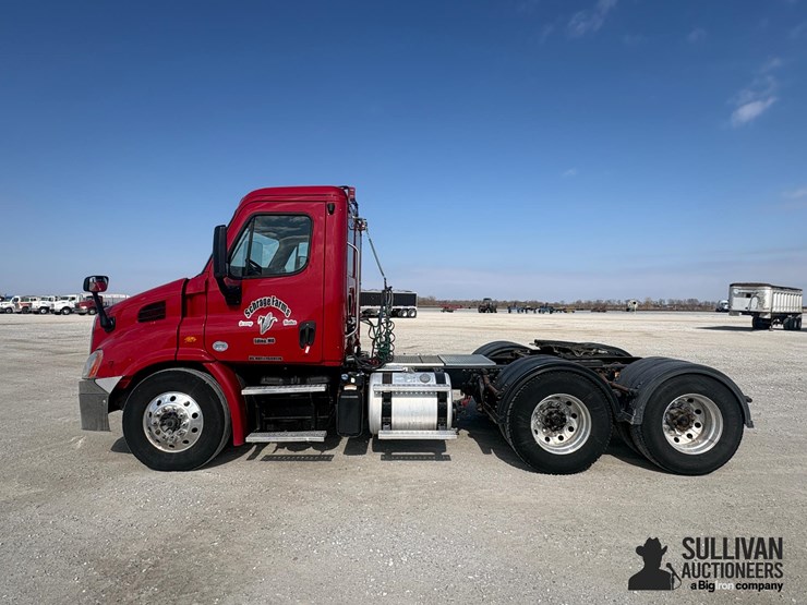 2015-freightliner-cascadia-113-image-8