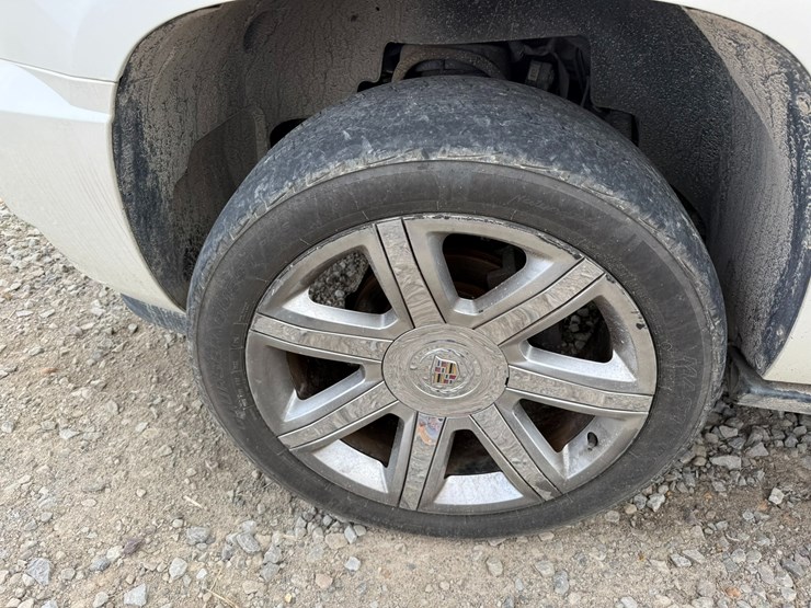 2011-cadillac-escalade-image-16