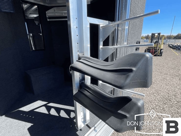 2025-featherlite-9400-72pt-2-horse-horse-trailer-image-25
