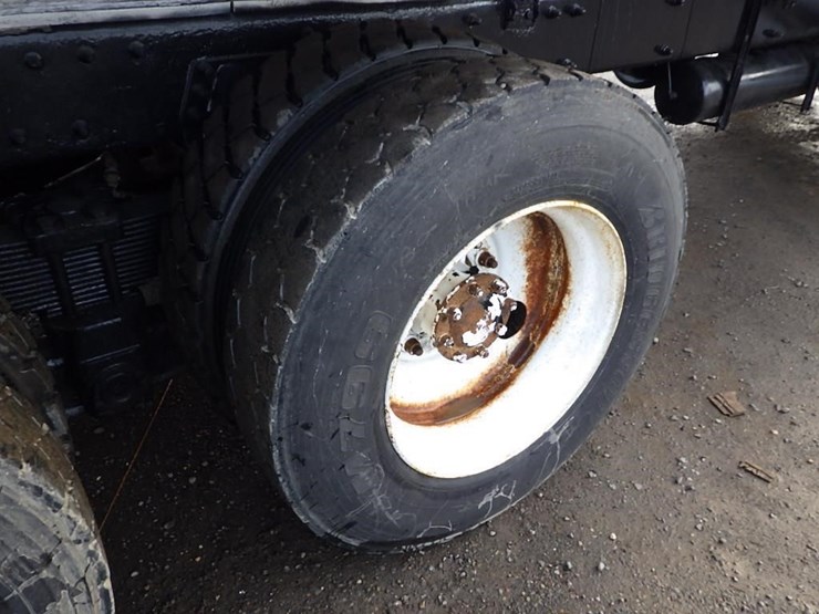 2007-peterbilt-335-image-37