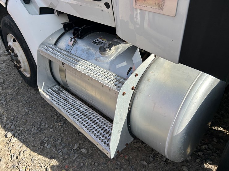 2016-peterbilt-579-image-44