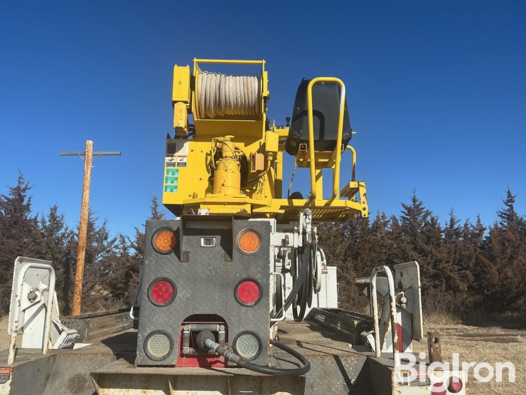 2009-freightliner-m2-106-image-10