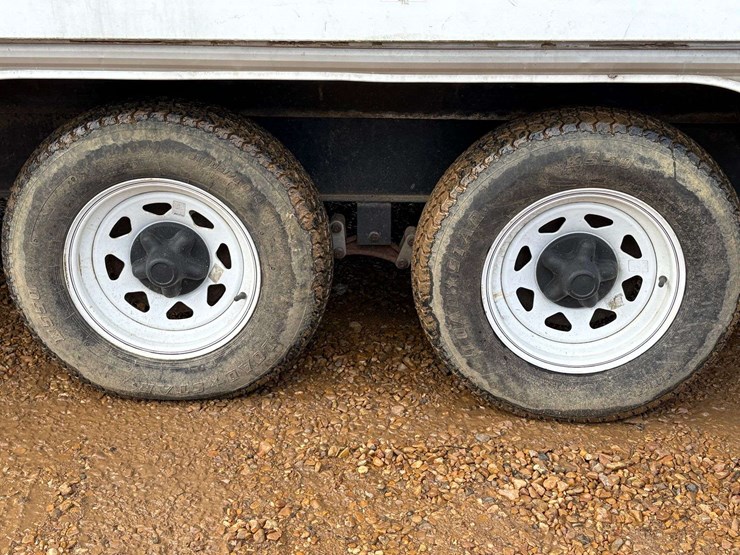 2009-cherokee-"grey-wolf"-pull-behind-travel-trailer-image-7