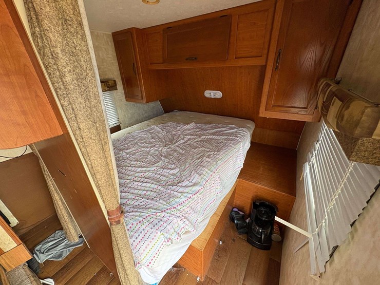 2009-cherokee-"grey-wolf"-pull-behind-travel-trailer-image-15