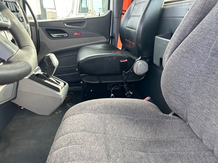 2016-peterbilt-579-image-57