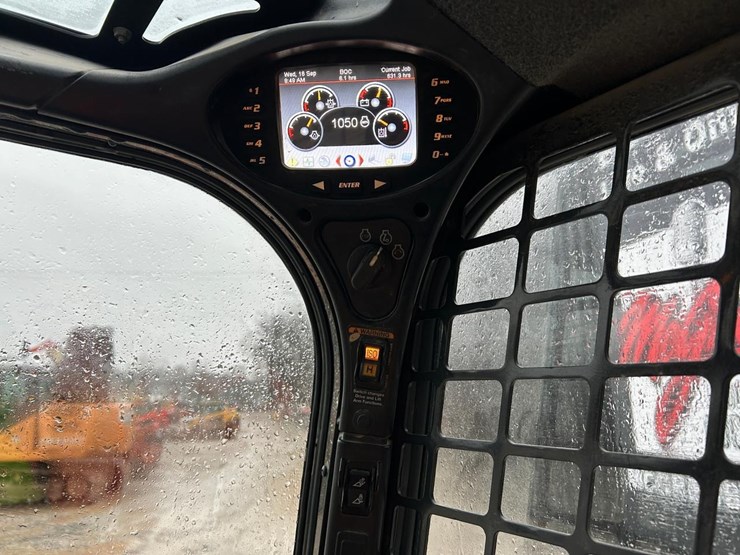 2023-bobcat-t870-image-28