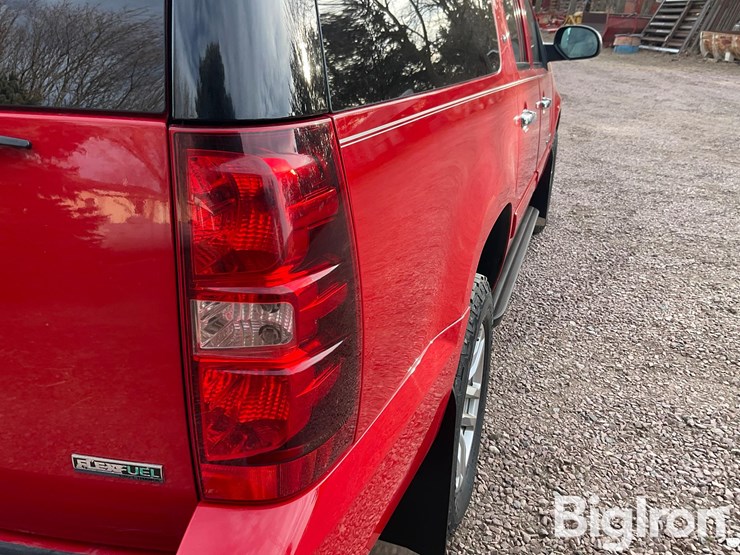 2012-chevrolet-suburban-1500-image-20