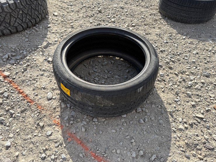 #27578-•-(1)-p-zero-265/35r20-tire-inv#-27578-image-1