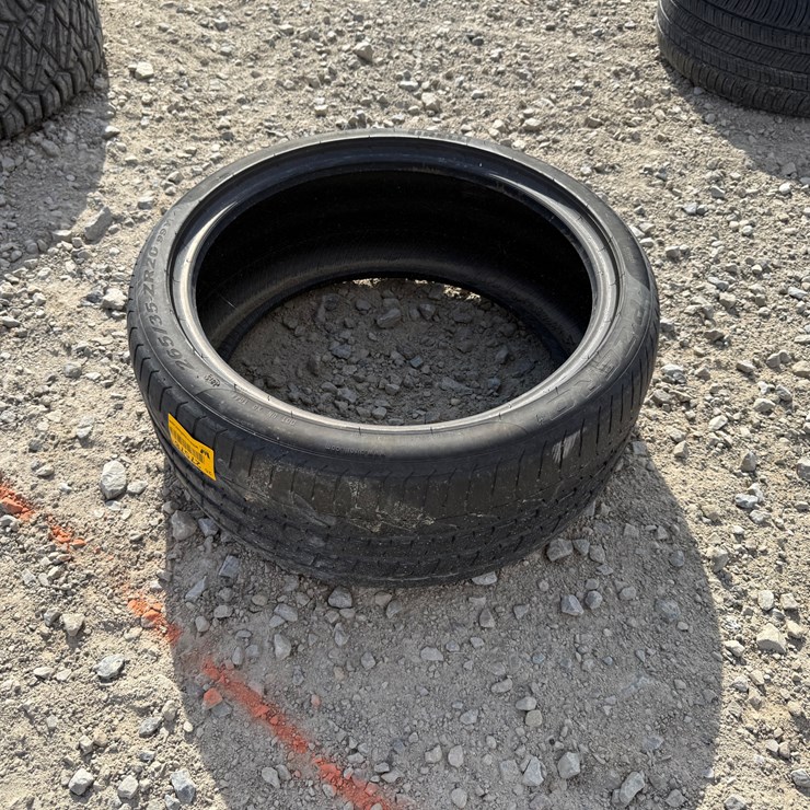 #27578 • (1) P Zero 265/35R20 Tire Inv# 27578