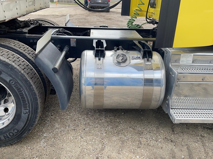 2017-peterbilt-579-image-13