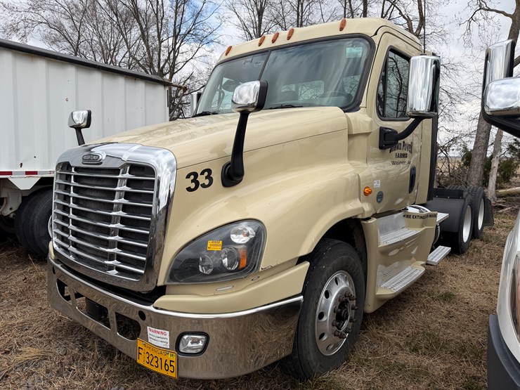 #40952-•-2016-freightliner-t/a-daycab-truck-tractor-3akjged50gshn2261-image-1