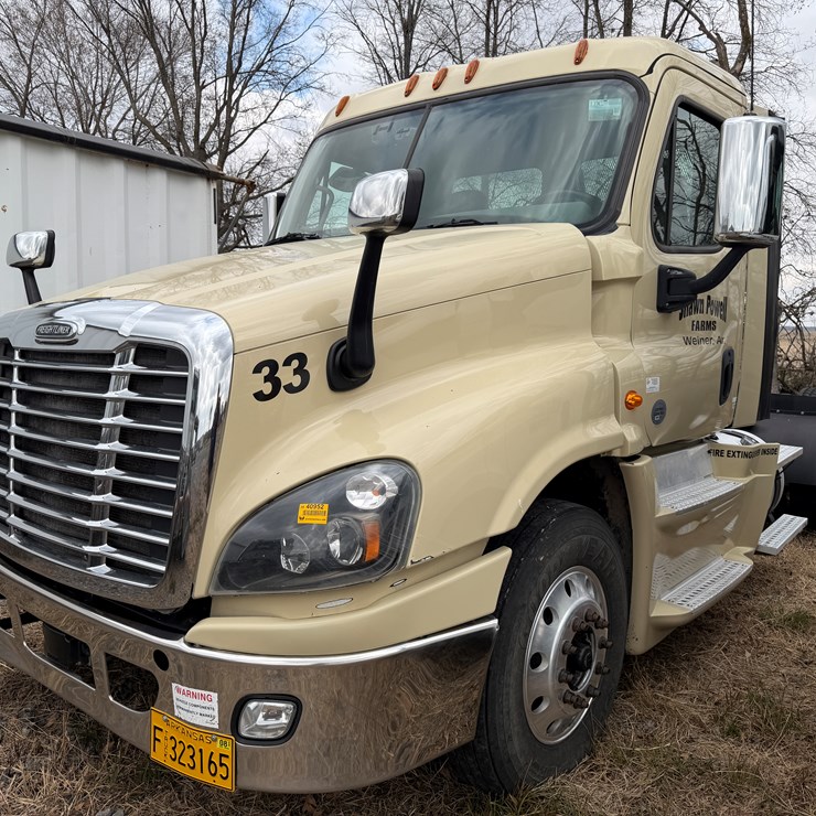 #40952 • 2016 Freightliner T/A Daycab Truck Tractor 3AKJGED50GSHN2261