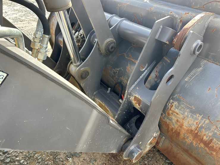 2012-volvo-bl70b-image-28