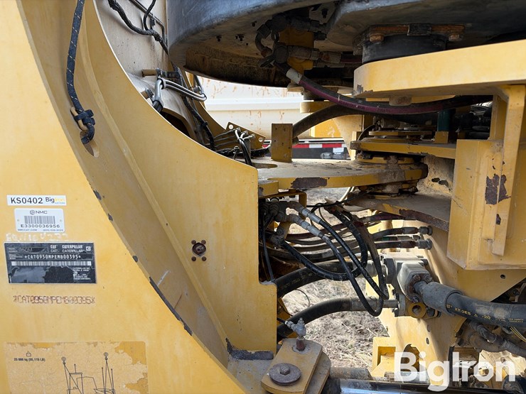 2014-caterpillar-950m-image-14