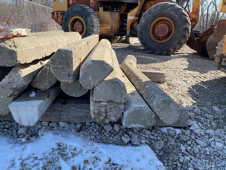 #6071-•-pallet-of-parking-spot-concrete-curbs-image-2