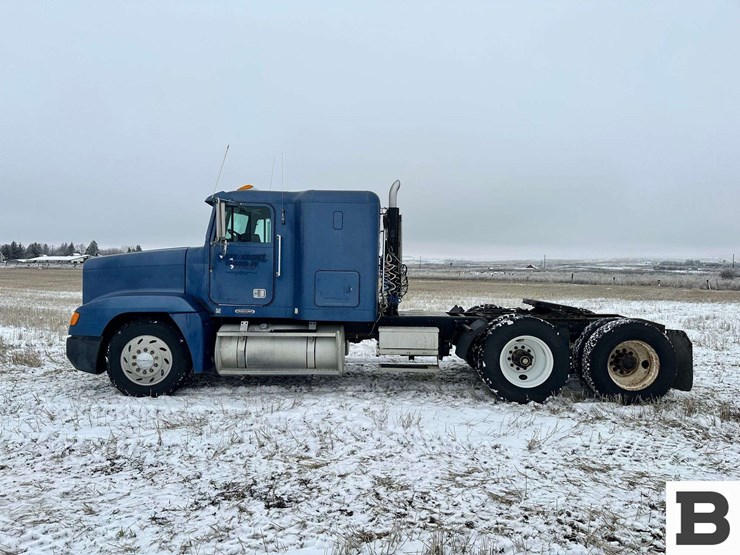 1999-freightliner-fld120-image-2