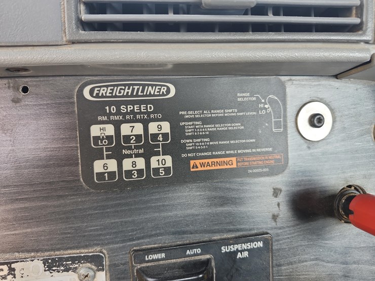 tag-#285,-freightliner-semi-image-22