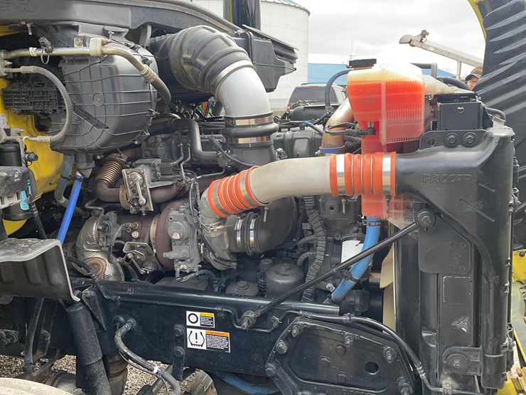 2017-peterbilt-579-image-30