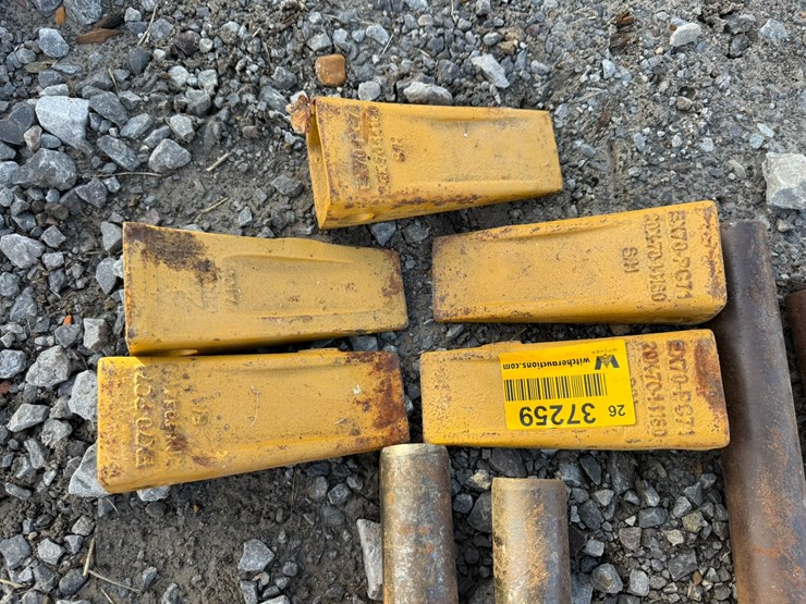 #37259-•-lot-of-(5)-excavator-bucket-teeth-&-pins-image-5