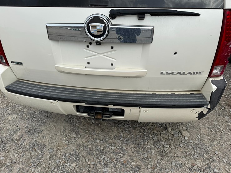 2011-cadillac-escalade-image-10